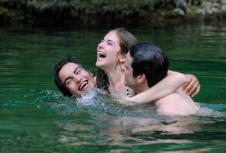 Un bacio: Rimau Grillo Ritzberger, Valentina Romani e Leonardo Pazzagli insieme in acqua in una scena del film