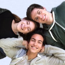 Un bacio: Rimau Grillo Ritzberger, Valentina Romani e Leonardo Pazzagli in un'immagine promozionale