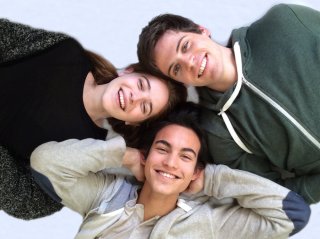 Un bacio: Rimau Grillo Ritzberger, Valentina Romani e Leonardo Pazzagli in un'immagine promozionale