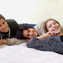 Un bacio: Rimau Grillo Ritzberger, Valentina Romani e Leonardo Pazzagli sorridenti in un'immagine promozionale del film