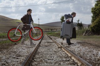 Un paese quasi perfetto: Silvio Orlando e Fabio Volo in una scena del film