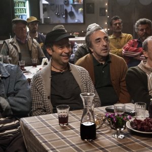 Un paese quasi perfetto: Silvio Orlando, Fabio Volo, Carlo Buccirosso e Nando Paone in una scena del film
