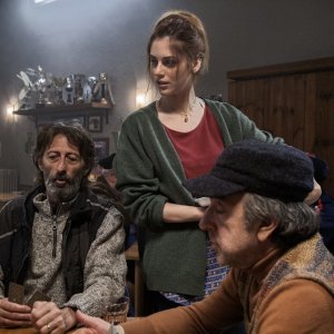 Un paese quasi perfetto: Silvio Orlando, Miriam Leone e Nando Paone in una scena del film