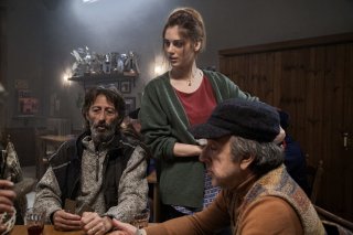 Un paese quasi perfetto: Silvio Orlando, Miriam Leone e Nando Paone in una scena del film