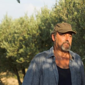 Un'estate in Provenza: Jean Reno in una scena del film