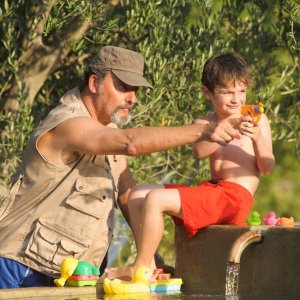 Un'estate in Provenza: Jean Reno e Lukas Pelissier in una scena del film