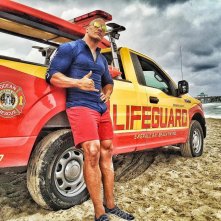 Baywatch: Dwayne Johnson in posa davanti a un mezzo di soccorso