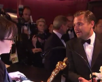 Oscar 2016: Leonardo DiCaprio verifica il suo nome sulla statuetta 