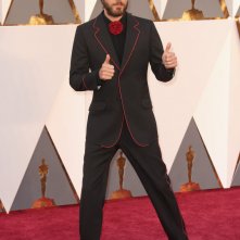 Oscar 2016: Jared Leto dà spettacolo sul red carpet
