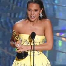 Oscar 2016: Alicia Vikander con la statuetta