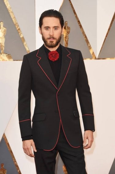 Jared Leto con un abito stravagante dei suoi: Oscar 2016