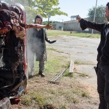 The Walking Dead: Tom Payne e Andrew Lincoln in I nodi si sciolgono