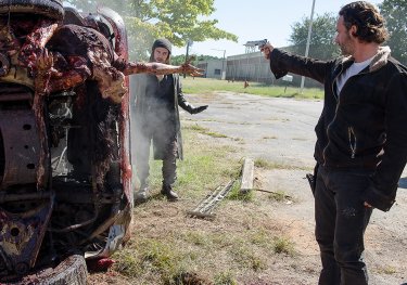 The Walking Dead: Tom Payne e Andrew Lincoln in I nodi si sciolgono