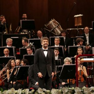 Jonas Kaufmann - Una serata con Puccini: Jonas Kaufmann e dietro di lui l'orchestra sul palco