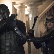 Arrow: Katie Cassidy e David Ramsey in una foto di Blood Debts