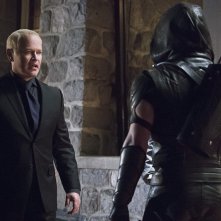 Arrow: gli attori Neal McDonough e Stephen Amell nell'episodio Blood Debts