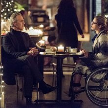 Arrow: una foto di Tom amandes ed Emily Bett Rickards in Sins of the Father