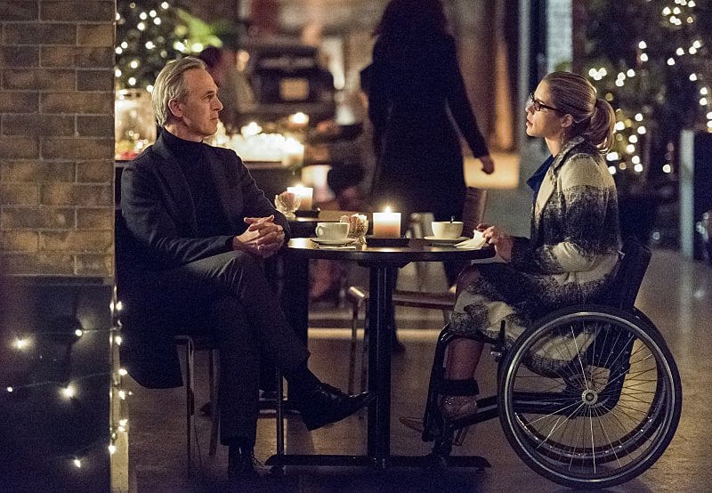 Arrow: una foto di Tom amandes ed Emily Bett Rickards in Sins of the Father