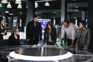 Arrow: una foto dei protagonisti tratta dall'episodio Taken