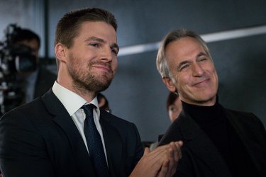 Arrow: Stephen Amell e Tom Amandes nell'episodio Unchained