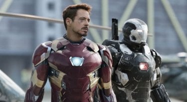 Captain America: Civil War - Robert Downey Jr. in una scena del film