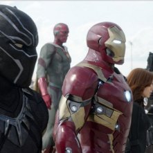 Captain America: Civil War - Scarlett Johasson, Chadwick Boseman, Robert Downey Jr. e Paul Bettany in una scena