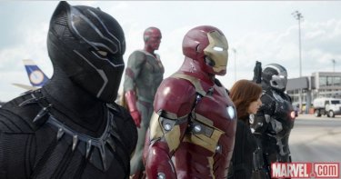 Captain America: Civil War - Scarlett Johasson, Chadwick Boseman, Robert Downey Jr. e Paul Bettany in una scena