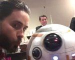 Oscar 2016: Jared Leto socializza con BB-8 e spiega cos'è un merkin