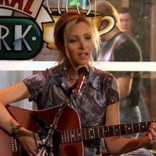 Friends: Lisa Kudrow/ Phoebe Buffay si esibisce al Central Perk