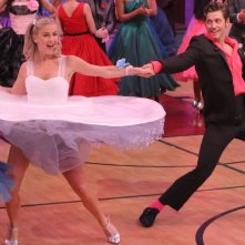 Grease Live!: Julianne Hough, Aaron Tveit durante la gara di ballo nel film