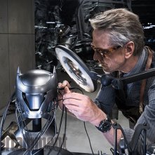 Batman v Superman: Jeremy Irons in una foto del film