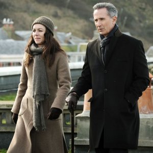 I testimoni: Marie Dompnier accanto a Thierry Lhermitte in una foto della serie