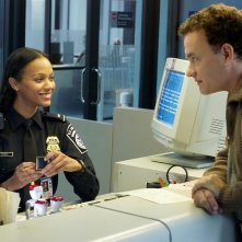 The Terminal: una scena con Zoe Saldana e Tom Hanks