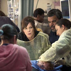 Code Black: Marcia Gay Harden e Luis Guzman in una foto della serie