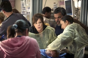 Code Black: Marcia Gay Harden e Luis Guzman in una foto della serie