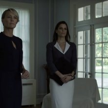 House of Cards: le attrici Robin Wright e Neve Campbell in una foto della quarta stagione