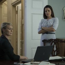 House of Cards: le attrici Robin Wright e Neve Campbell impegnate a controllare dei documenti