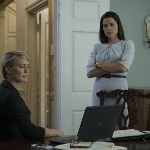 House of Cards: le attrici Robin Wright e Neve Campbell impegnate a controllare dei documenti