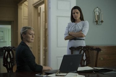 House of Cards: le attrici Robin Wright e Neve Campbell impegnate a controllare dei documenti