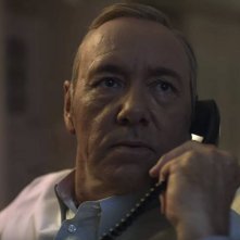 House of Cards: Frank Underwood, interpretato da Kevin Spacey, al telefono