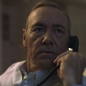 House of Cards: Frank Underwood, interpretato da Kevin Spacey, al telefono