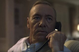 House of Cards: Frank Underwood, interpretato da Kevin Spacey, al telefono