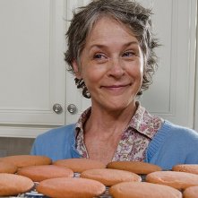 The Walking Dead: Melissa McBride è Carol mentre sforna i suoi famosi biscotti in Not Tomorrow Yet