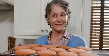 The Walking Dead: Melissa McBride è Carol mentre sforna i suoi famosi biscotti in Not Tomorrow Yet