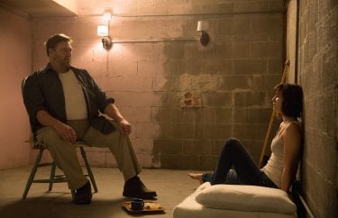 10 Cloverfield Lane: John Goodman e Mary Elizabeth Winstead in un momento del film