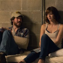 10 Cloverfield Lane: John Gallagher Jr. e Mary Elizabeth Winstead in una scena del film