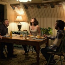 10 Cloverfield Lane: John Gallagher Jr., Mary Elizabeth Winstead e John Goodman in una scena del film
