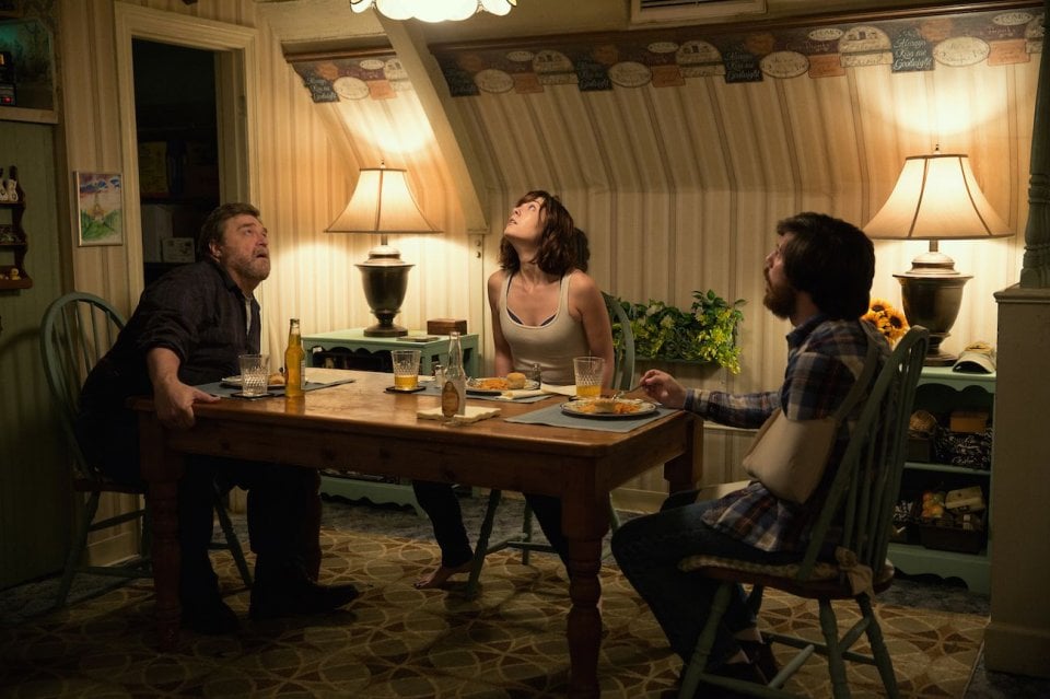 10 Cloverfield Lane: John Gallagher Jr., Mary Elizabeth Winstead e John Goodman in una scena del film