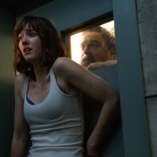 10 Cloverfield Lane: Mary Elizabeth Winstead e John Goodman in una scena del film