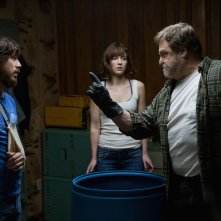 10 Cloverfield Lane: Mary Elizabeth Winstead, John Goodman e John Gallagher Jr. in una scena del film